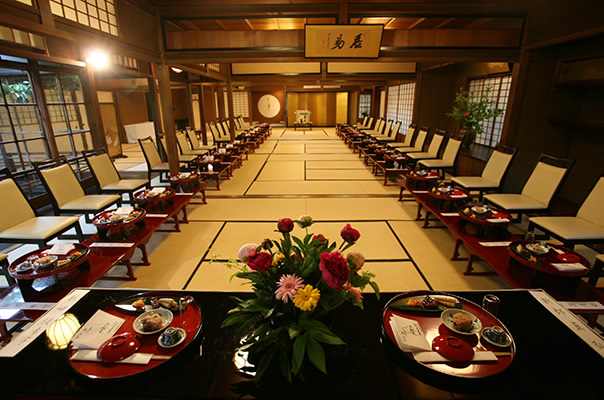 春慶テーブル（40名様までご利用いただけます）