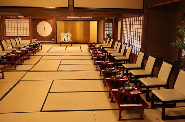 春慶テーブル（40名様までご利用いただけます）
