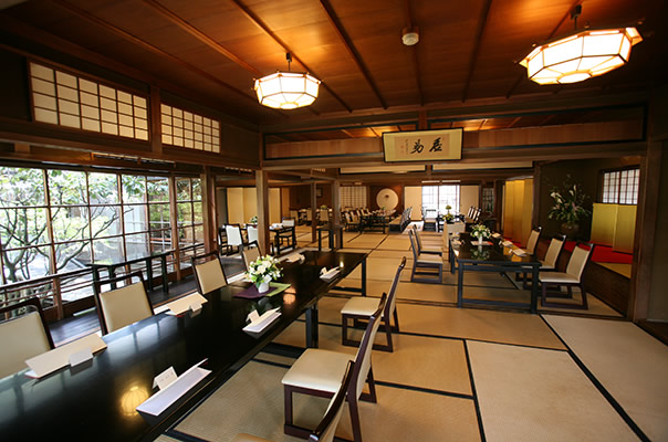 テーブル（65名様までご利用いただけます）