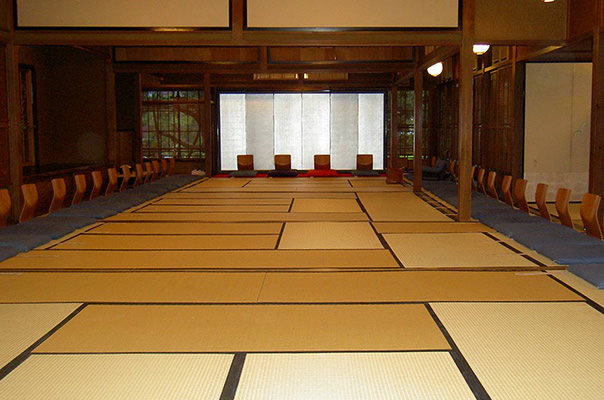 座布団（65名様までご利用いただけます）