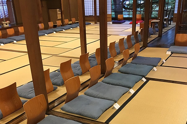 座布団（65名様までご利用いただけます）